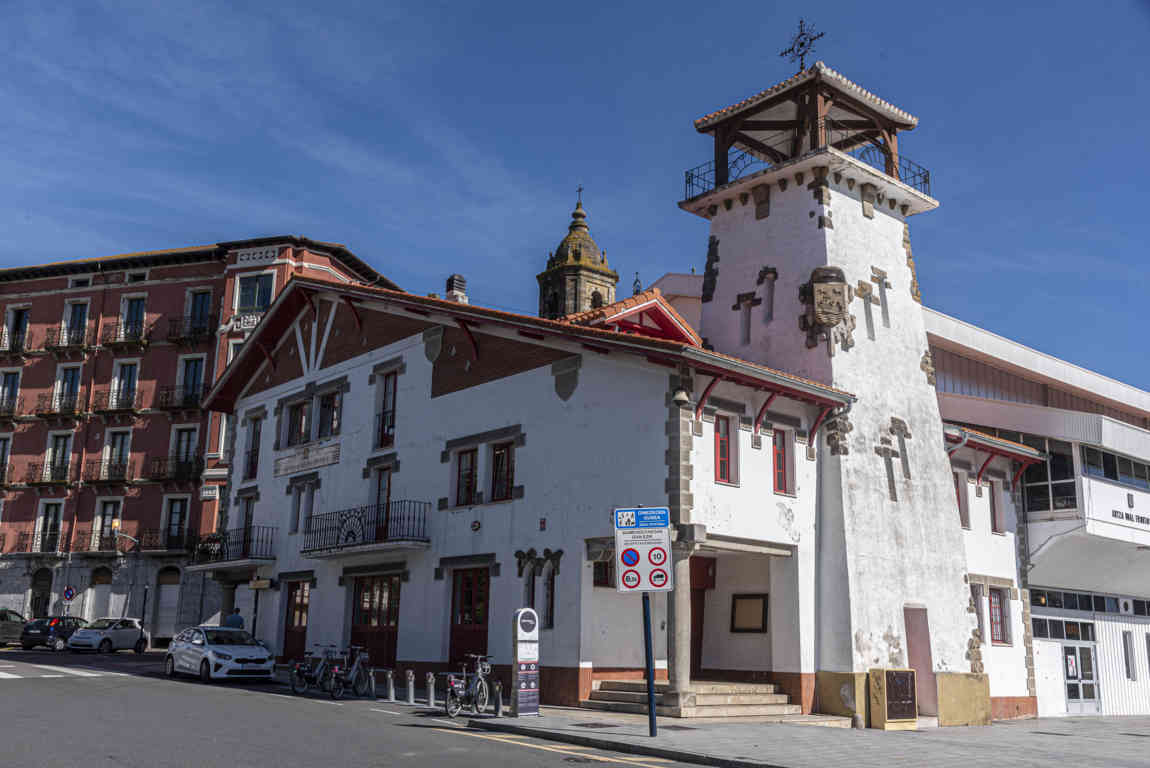 Vizcaya - Bermeo 33 - biblioteca municipal de Bermeo.jpg